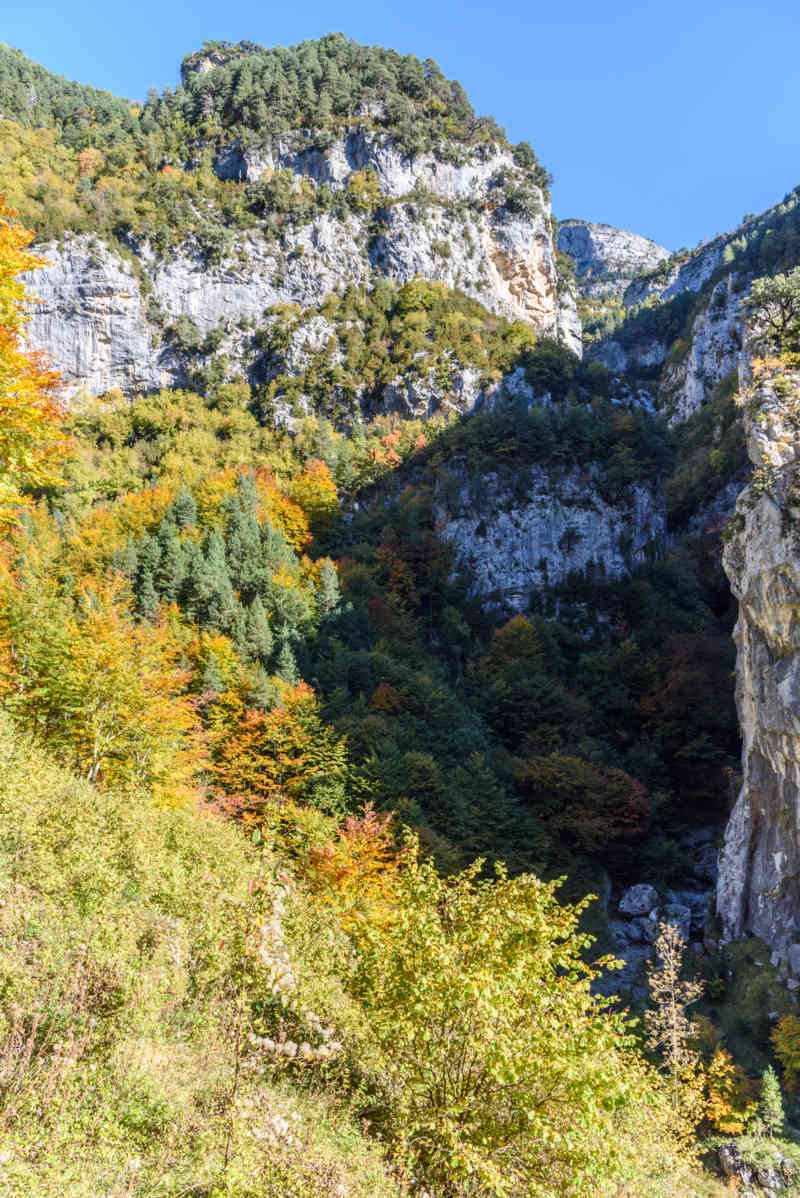 Huesca - parque nacional de Ordesa y Monte Perdido - valle de Escuaín 06  - garganta de Escuaín.jpg